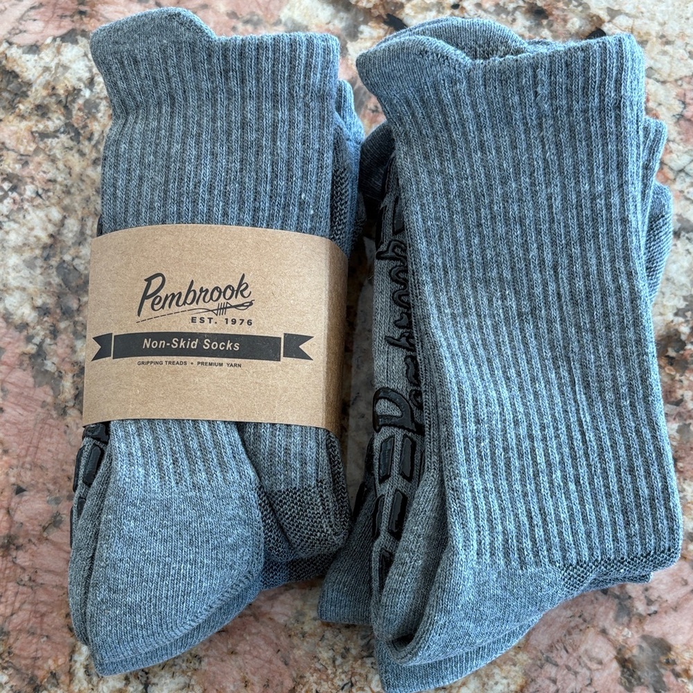 Men's Pembrook Gray Non-Skid Socks 4 pairs Size S/M